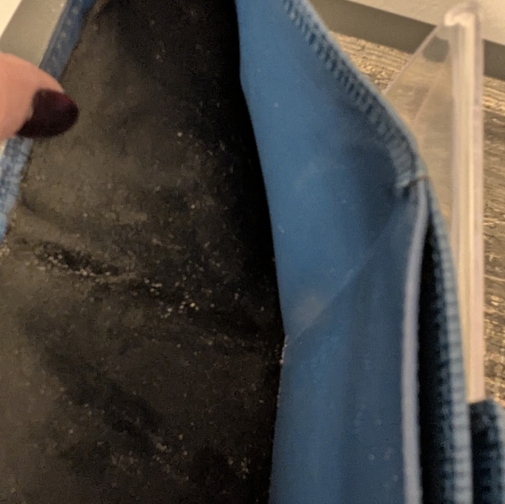 Louis Vuitton Blue Epi Wallet. Pre loved. Snaps Work, No Pealing But Spotted. - Picture 4 of 8